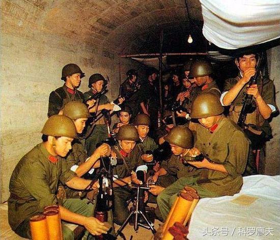 从电影芳华看70后的解放军单兵装具:落后西方