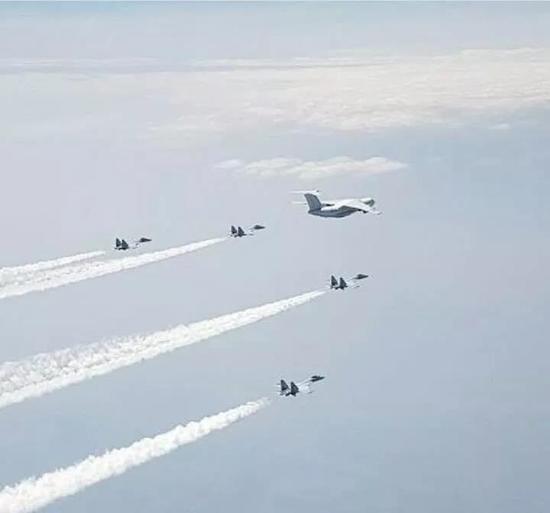 今年6月，第二批5架苏-35战机交付中国空军。（图中只显示出4架）