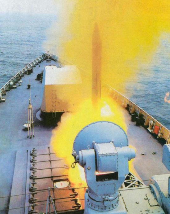 据传,美国海军曾经论证认为亚音速巡航-末端超音速掠海冲刺的具有“隐身”性能的反舰导弹是最适合现代战争的导弹,从这个角度来讲,大量普及给052D驱逐舰的鹰击-18是目前最符合这一设想的反舰武器