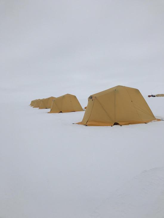 作者在南纬83度过夜时的帐篷。