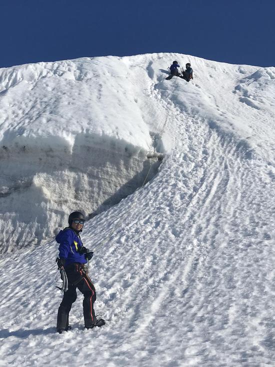 作者在南极攀登冰川。