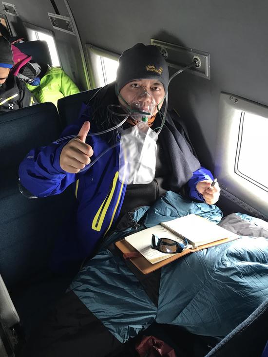 作者乘坐运输机DC-3赴南极点的飞行途中持续吸氧写作。