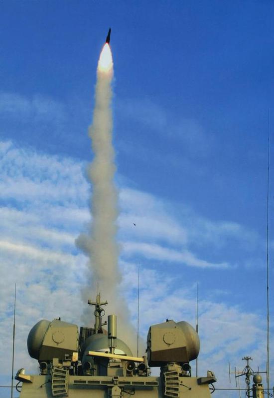 054A型护卫舰发射红旗-16导弹。可以看到该导弹有弹翼。