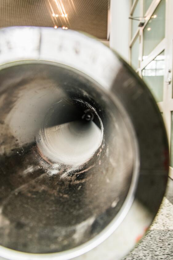 现藏于南京理工大学兵器博物馆的国产125滑膛炮。坦克炮身管相当粗厚的管壁就是为了保证在高膛压下发射时不至于发生较大的形变,能稳定发射药燃烧曲线对坦克炮身管重量控制有着至关重要的作用。