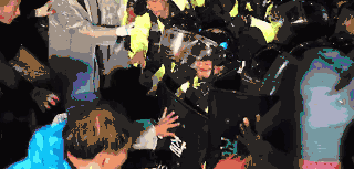 ▲资料图片:4月27日,韩美当局曾突袭式将两辆“萨德”系统发射车运抵星州高尔夫球场。图为“萨德”入场遭遇民众激烈阻挠。