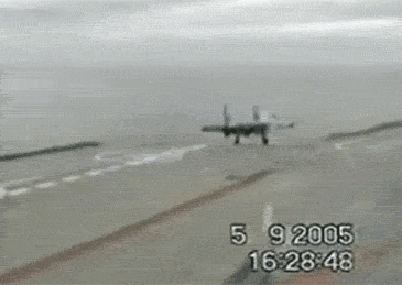 2016年，俄苏-33又出事故：着舰时拉断阻拦索，坠入大海。