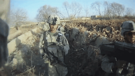 使用XM25的大兵露出满足的微笑,表现出对这款未来武器的期待