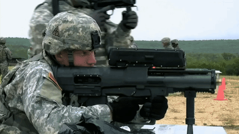 美国大兵在操作XM25