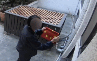 站在木架子前愣了一会儿,大爷竟然“拿”走了国旗,离开了博主的小院子。