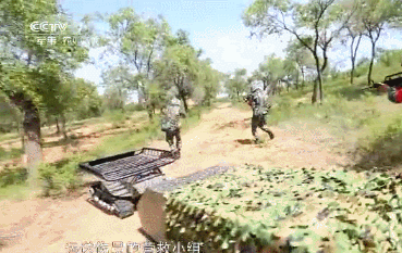 (战士们伴随保障无人车行动)