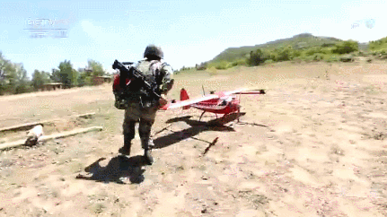 (战士拾取保障无人机提供的物资)