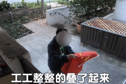 他拿着国旗走到博主家门口,试图寻找国旗的主人。
