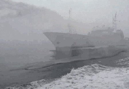日方船只向台湾海钓船喷水驱赶