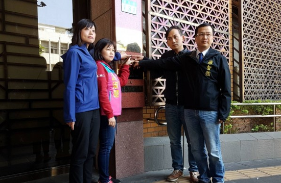 罗智强(右一)等人赴台北地检署告发蔡英文涉“伪造文书罪”。(图源:台媒)