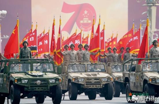 “星空迷彩”作训服首次公开亮相于2019年中华人民共和国成立70周年阅兵式上