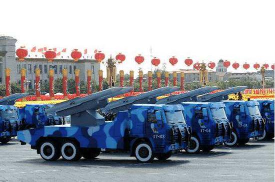 中国阅兵式为何给军车轮胎刷白圈?不仅整齐还