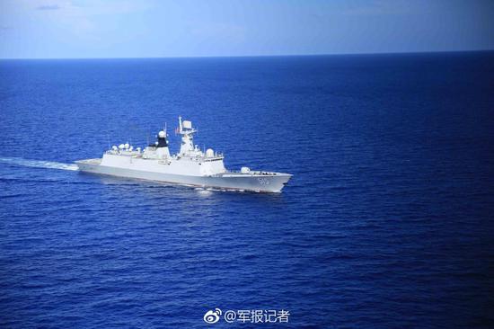 当地时间4月18日,第二十九批护航编队在印度洋某海域进行实际使用武器训练。 @军报记者 图(本文图片均可在澎湃APP内点击查看大图)