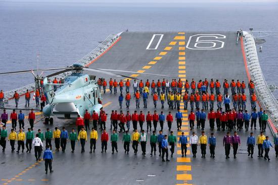 图片：辽宁舰上的直18预警直升机