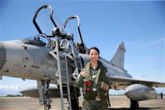 台军4名女战机飞行员亮相 将驾驶F16及幻影2000(图)