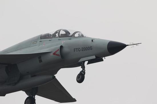 中国第2架FTC-2000G战机亮相 机头更大取消