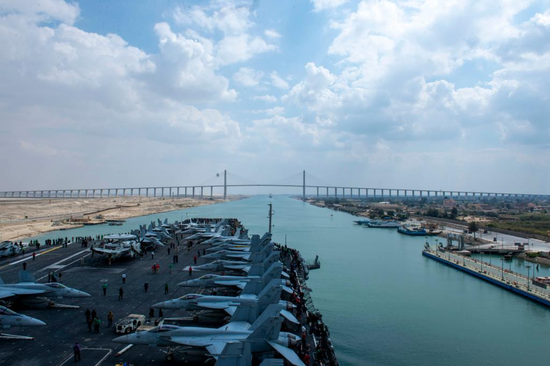 美国海军发布的,“艾森豪威尔”号过苏伊士海峡的照片 图源:美国海军