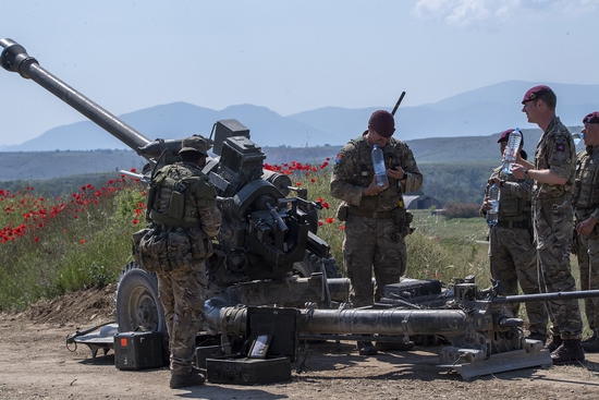 5月12日，北约士兵在北马其顿参加“快速反应”军事演习 图自澎湃影像
