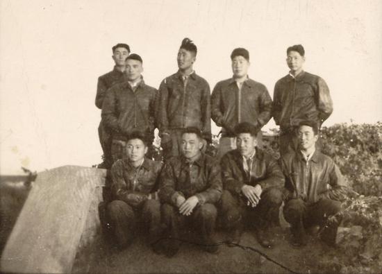 华龙毅1951年9月初与空四师12团2大队全体摄于大战前夕辽阳机场