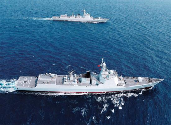 图为052D型驱逐舰174号和175号编队航行