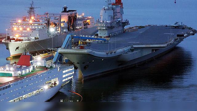 中国首艘国产航母首见呼伦湖舰 正进行油液横向补给