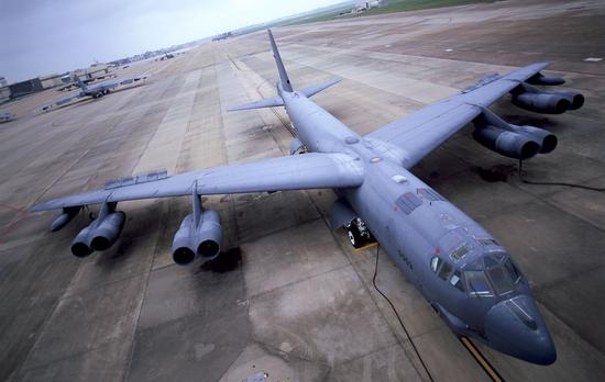 B- 52轰炸机在岛礁执行任务，除了投常规炸弹，平常都是离着一两千公里投巡航导弹后就返回，不敢进入战区。