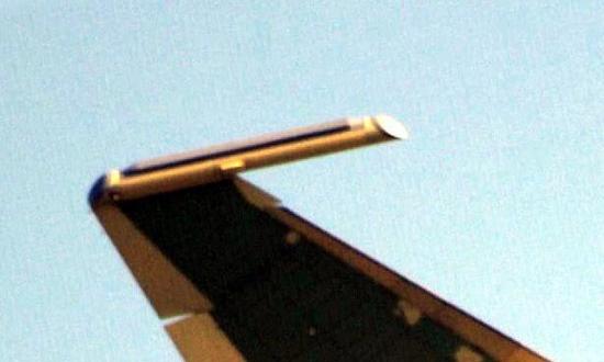 翼尖挂载有电子荚舱