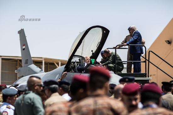 伊拉克总理阿巴迪登上F-16战机
