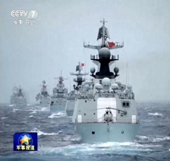 中国海军南海军演现场,战舰排成长龙
