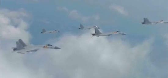 歼15编队出击