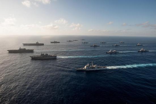 　　美日航母编队在日本南部水域联合训练。
