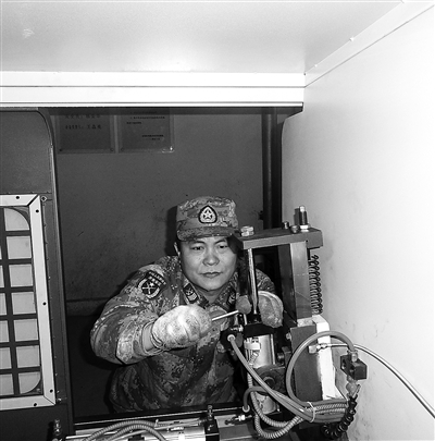 王晶亮在进行某型装备系统安装测试。付修卿 摄