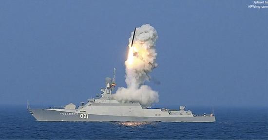 图：2015年10月7日，俄罗斯海军里海舰队在当日凌晨出动4艘护卫舰发射了26枚“口径NK”巡航导弹，打击了位于1400公里以外叙利亚境内的目标。图为俄海军“暴徒”（Buyan）级轻型护卫舰发射3M54“口径NK”巡航导弹