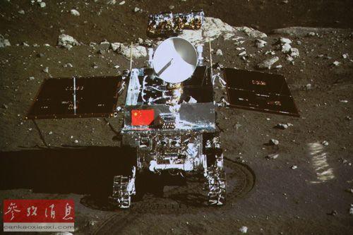 　　北京飞控中心大屏幕上显示嫦娥三号着陆器上的相机拍摄的“玉兔”号月球车。