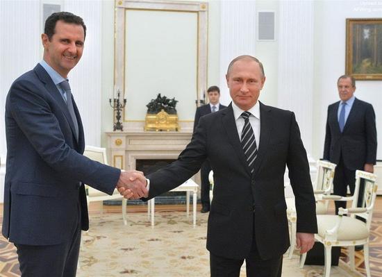 上图：叙利亚总统巴沙尔?阿萨德在访问俄罗斯期间向俄罗斯总统弗拉基米尔?普京表示感谢，因为俄罗斯的空袭重点打击了非ISIS的反政府武装力量