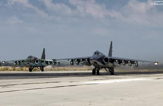 上图：从拉塔基亚空军基地起飞执行任务的苏-25“蛙足”式攻击机，机翼下挂载的是无制导炸弹。俄军战机进行的绝大多数空袭使用的均为非精确制导弹药