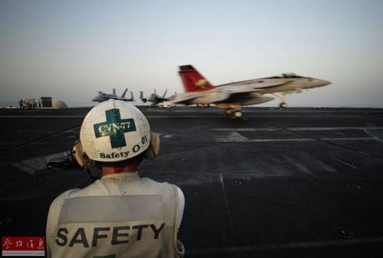 ����ͼ������ս���Ӻ���ĸ������ɶ������˼��˷��ӿ��Ƶ������п�Ϯ��