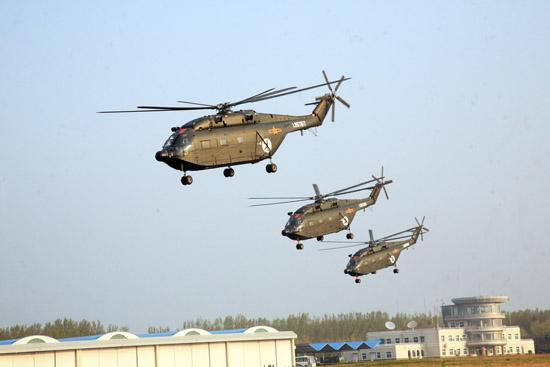 赵理准带领国产新型运输机编队飞行。