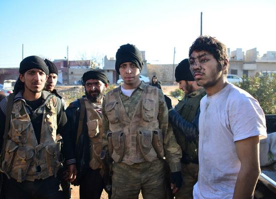 叙反对派武装俘获IS成员现场画面