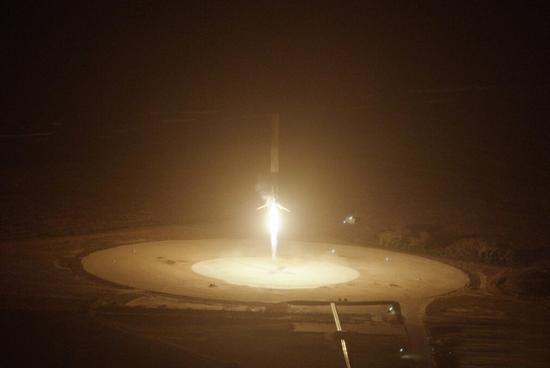 美国太空探索技术公司SpaceX的“猎鹰-9”运载火箭顺利完成首次垂直回收