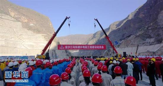 12月24日,中国长江三峡集团公司在乌东德水电站工程现场开展施工动员。