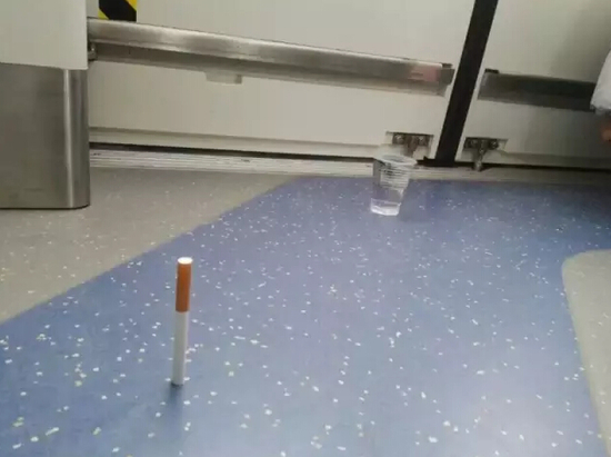 车辆运行期间,烟、水杯均平稳不倒