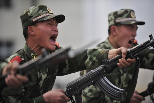 武警战士训练(资料图)