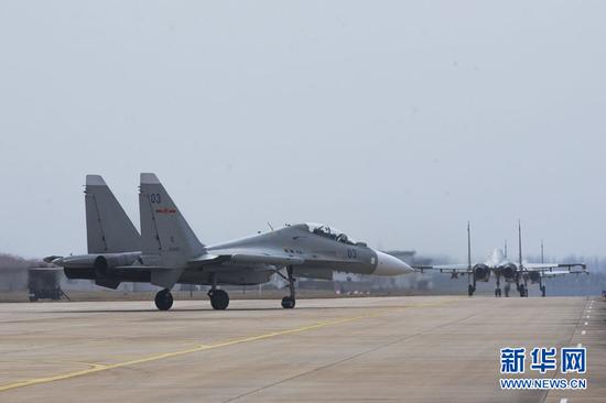 2015年3月3日,“海空雄鹰团”进行满负荷大强度编队空中训练。