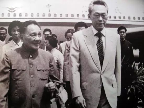1978年11月,邓小平出访新加坡,李光耀在机场欢迎