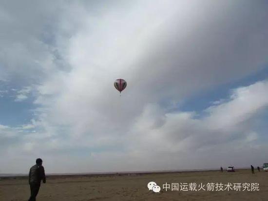 研发中心进行运载火箭子级回收群伞空投试验